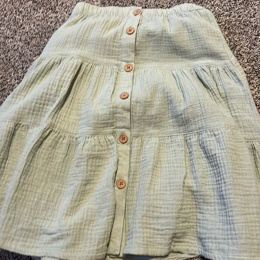 Light green below knee-length button-down textured tiered skirt